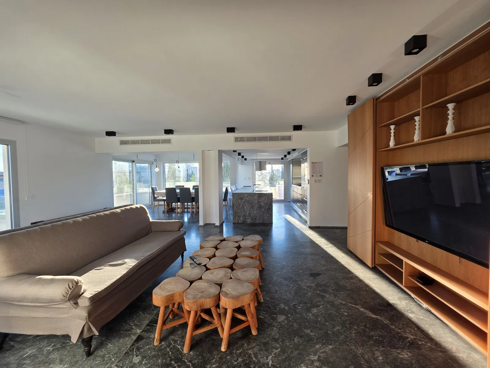 4-bedroom apartment in Limassol № 240064 1
