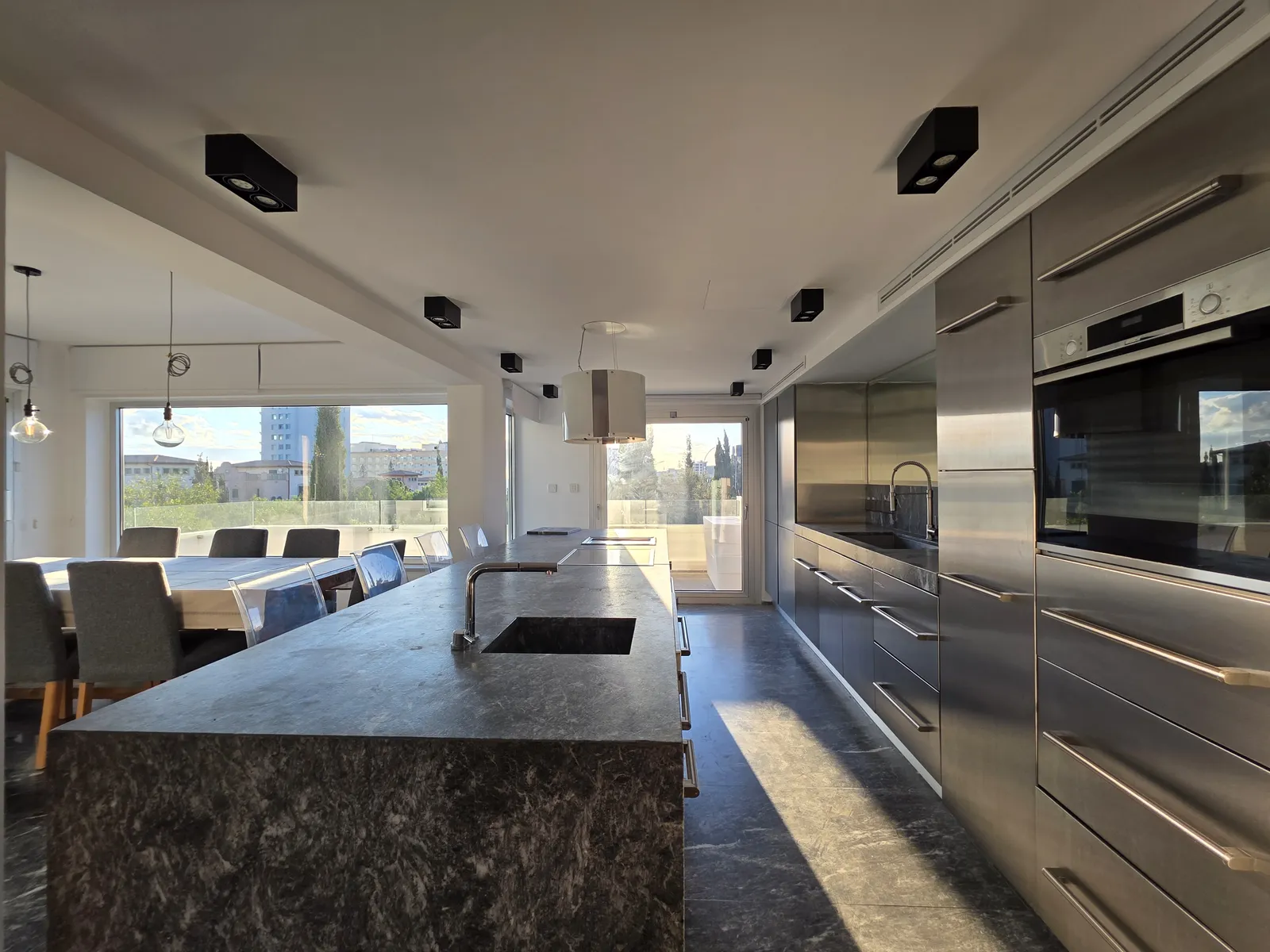 4-bedroom apartment in Limassol № 240064 3